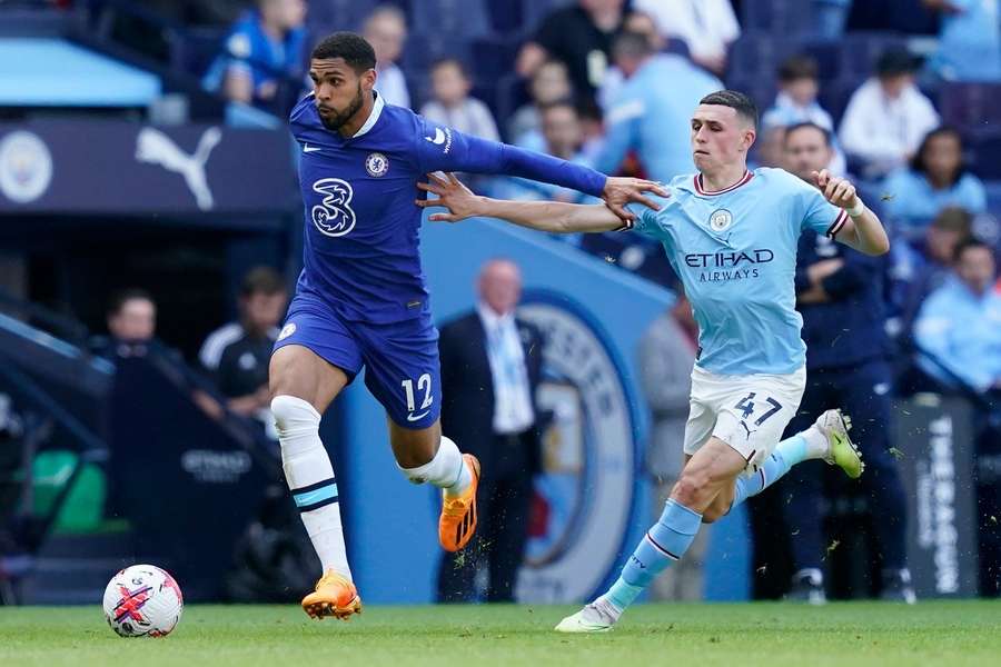 Ruben Loftus Cheek contende un pallone a Phil Foden