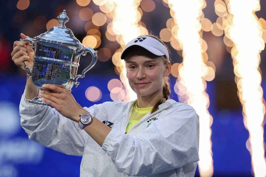 Elena Rybakina poses with US Open trophy