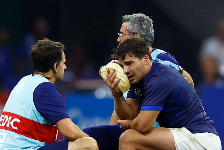 France captain Dupont meeting training goals, to see surgeon on Monday