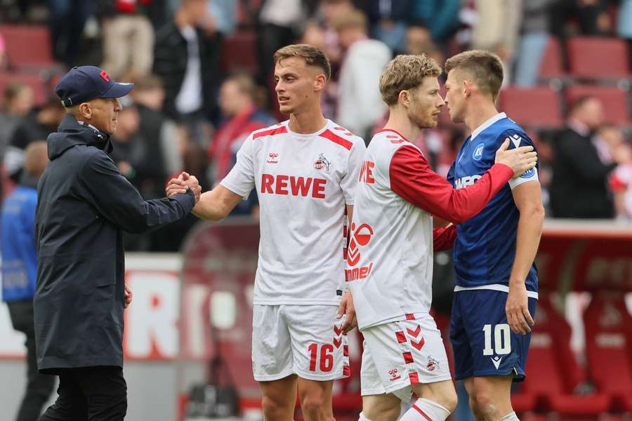 Gerhard Struber (l.) muss die Kölner Defensive dringend stabilisieren.