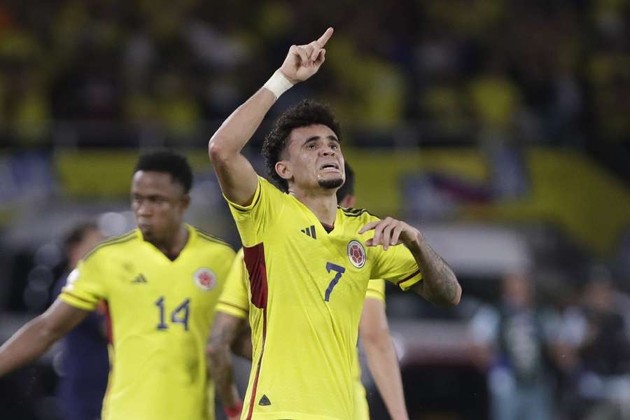 Luis Diaz, emocionado, dedica o golo ao seu pai.