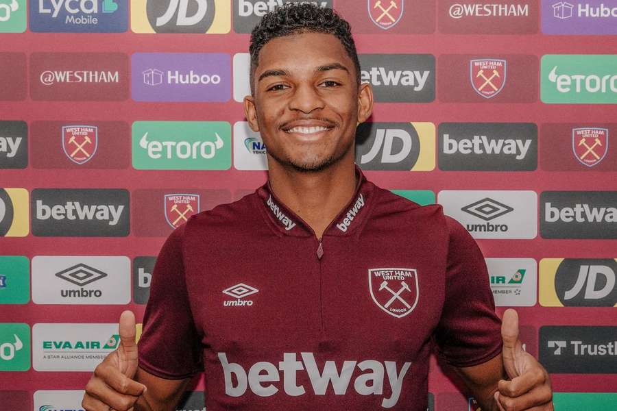 Luís Guilherme já com a camisola do West Ham