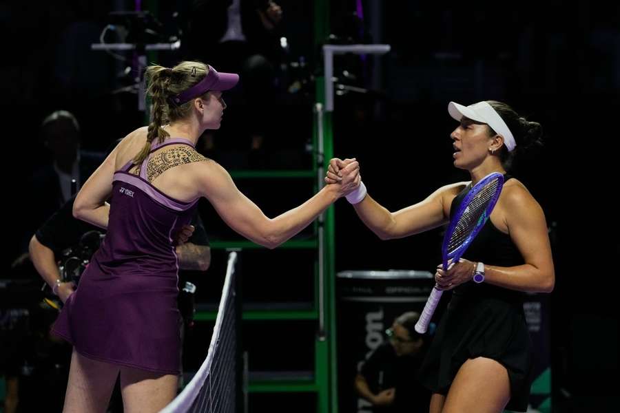 Elena Rybakina cumprimenta Jessica Pegula Elena Rybakina cumprimenta Jessica Pegula