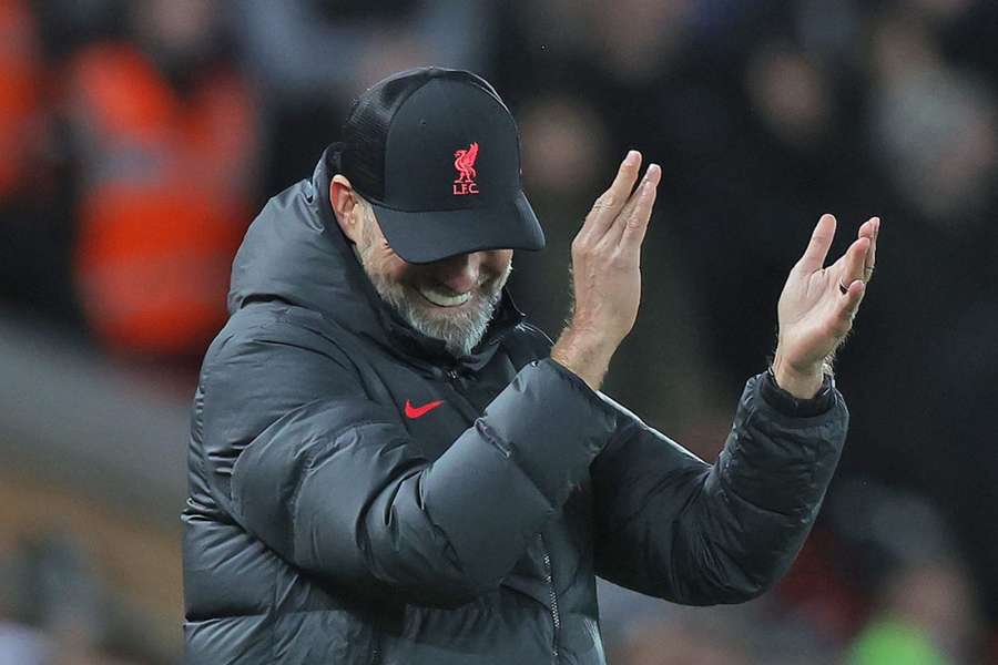 Jürgen Klopp bude svojim zverencom na lavičke v jednom dueli chýbať.