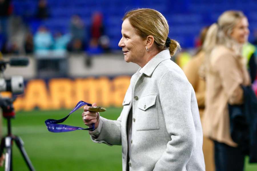 Jill Ellis irá trabalhar com o treinador francês Arsène Wenger