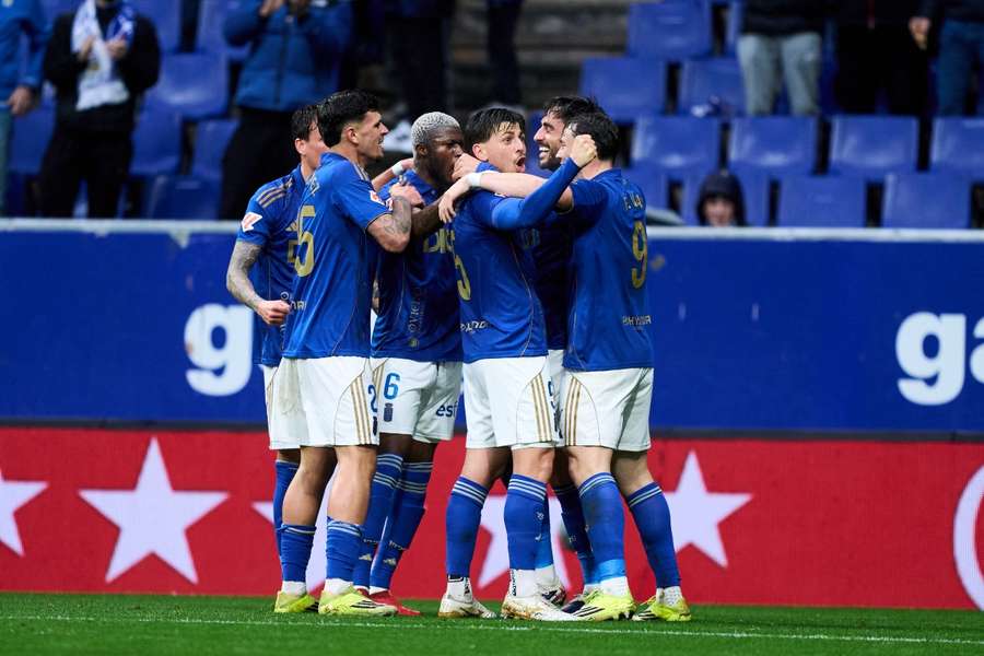 Los jugadores del Oviedo celebran el gol de David Costas