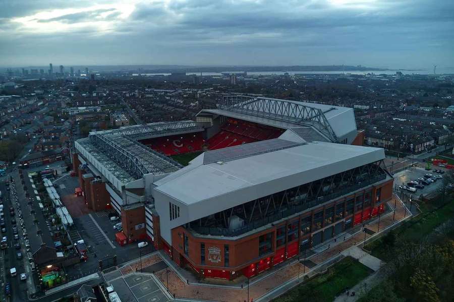 Anfield, casa do Liverpool, não tem as dimensões do relvado exigidas pela UEFA