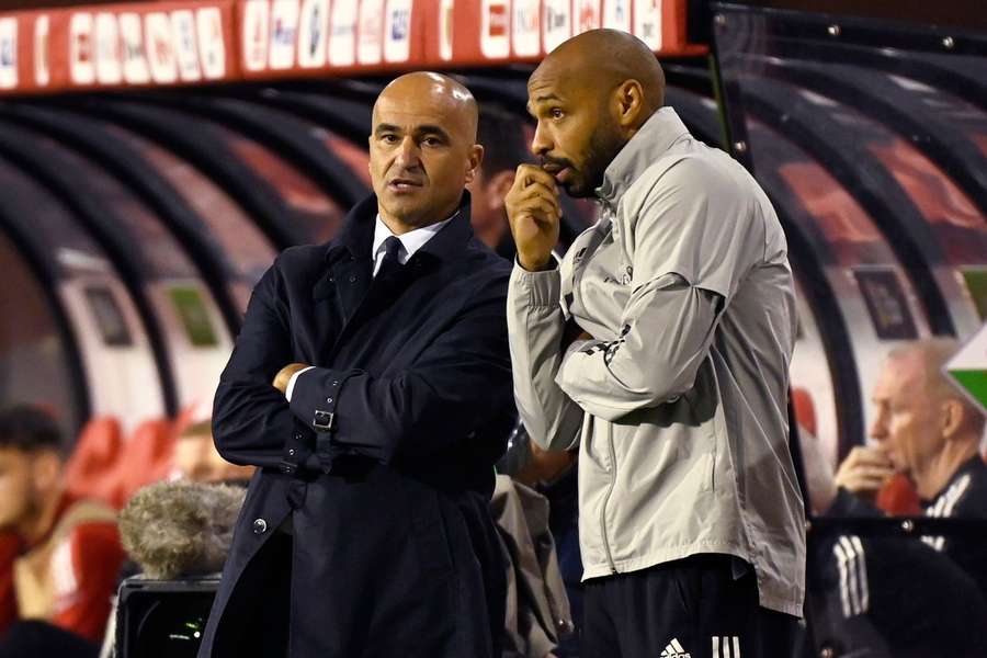 Španěl Roberto Martínez po boku Francouze Thierryho Henryho.