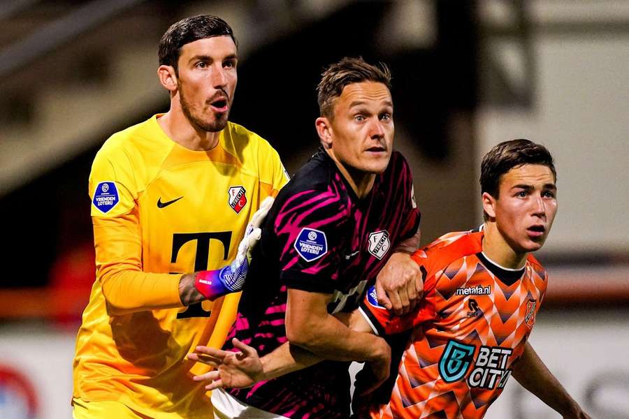 Utrechts Vasilis Barkas en Jens Toornstra en Volendams Carel Eiting in actie tijdens de eerdere wedstrijd dit seizoen op 12 november 2022