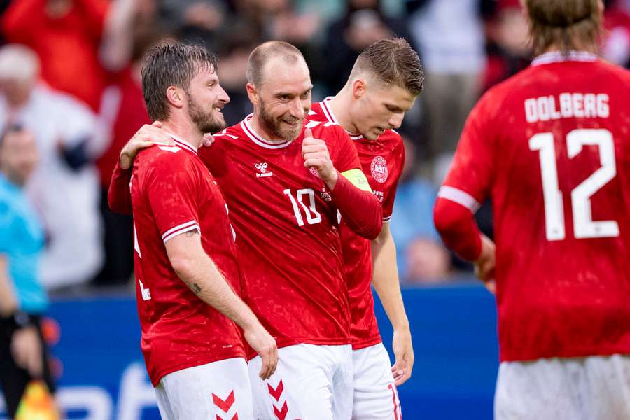 Duńczyk Anders Dreyer strzelił gola na 5:0 i świętuje z Christianem Eriksenem i Antonem Gaaei podczas meczu pomiędzy Danią a Litwą.