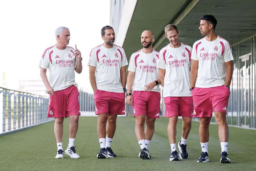 Mourinho y su cuerpo técnico en el primer día de corto en el Real Madrid