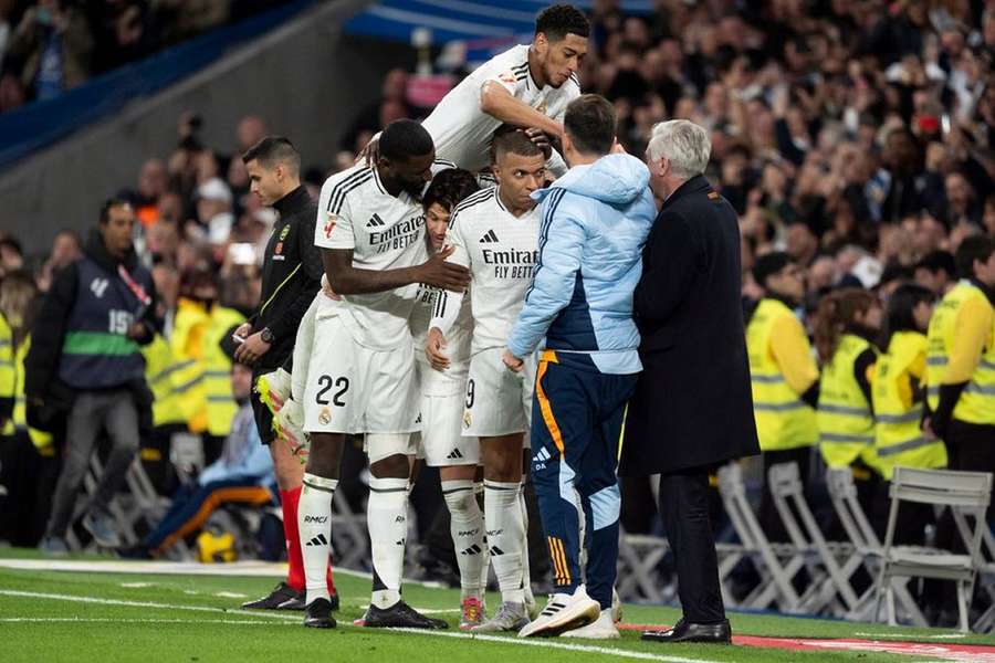 Real Madrid seek Man Utd favour in Carreras pursuit Real Madrid seek Man Utd favour in Carreras pursuit