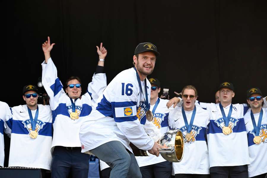 Aleksander Barkov holds the World Championship trophy in Helsinki