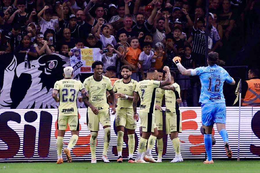 Jogadores do Corinthians celebram o gol marcado por Gil