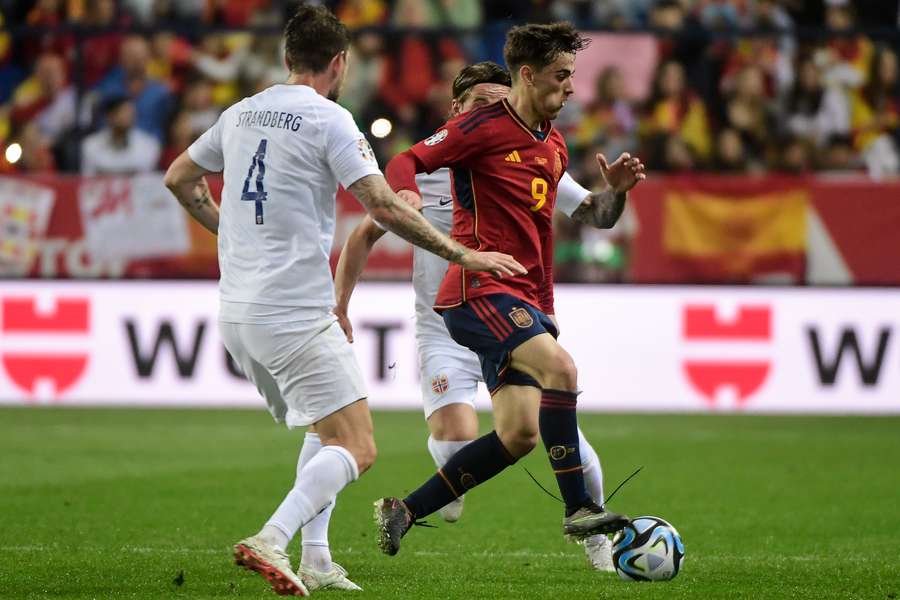 Spain's midfielder Gavi fights for the ball with Norway's defender Stefan Strandberg