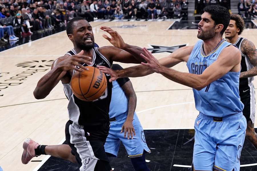 Aldama bloquear en defensa