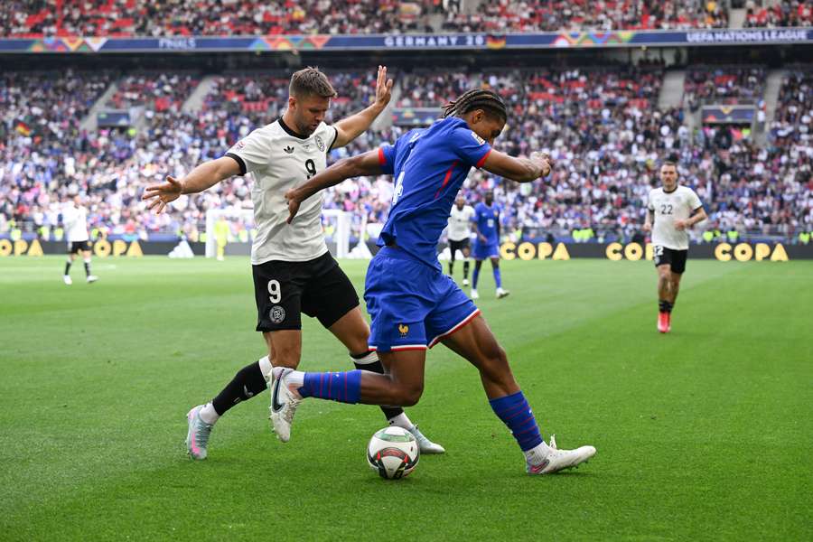Loïc Badé, contra Niclas Füllkrug en la Liga de Naciones 2025.