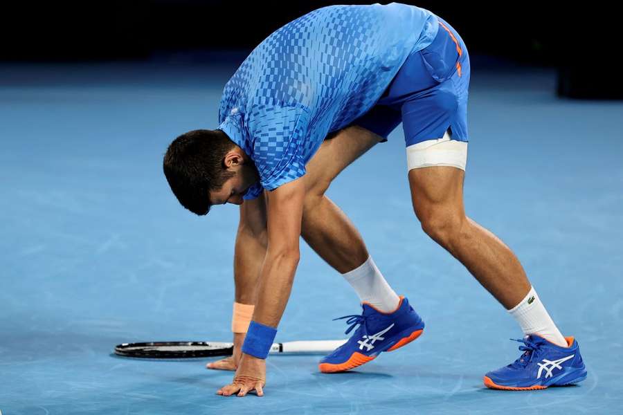 Djokovici s-a calificat în optimi la Australian Open, în ciuda problemelor avute la genunchi