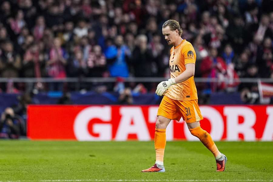 Antonín Kinský opouští trávník stadionu Atlétika Madrid.