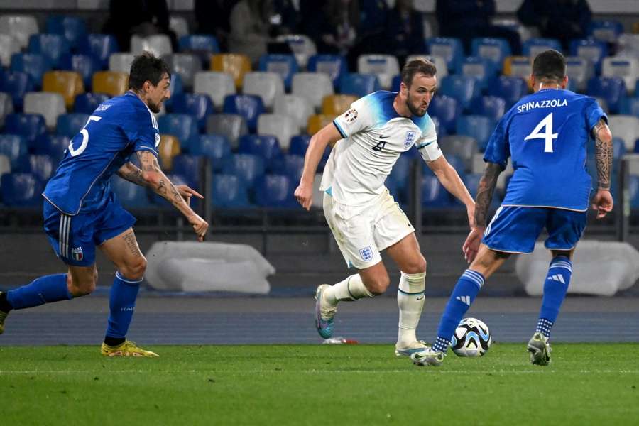 Harry Kane in actie tijdens de wedstrijd tegen Italië