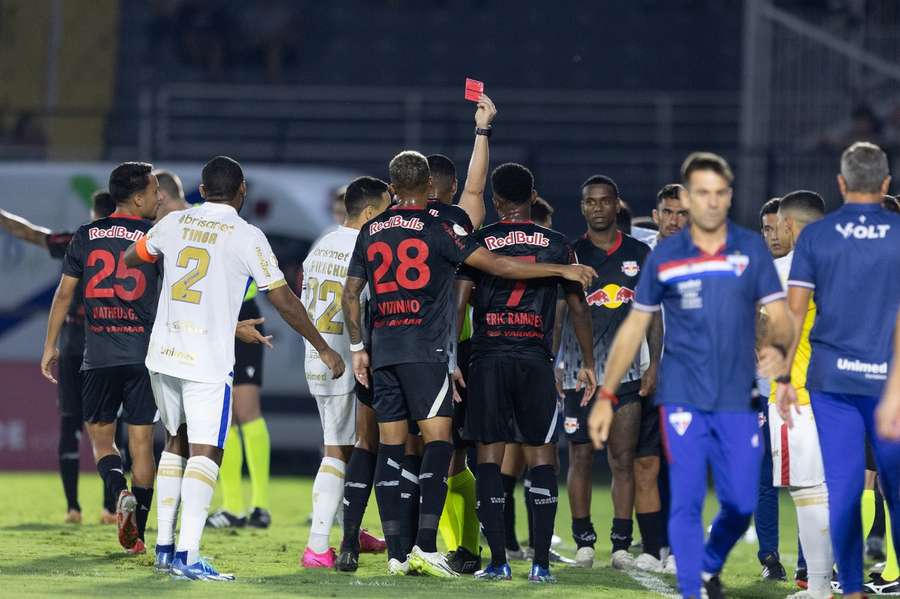 Bragantino perdeu dois jogadores por expulsão no segundo tempo