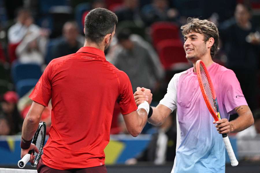 La stretta di mano tra Djokovic e Cobolli