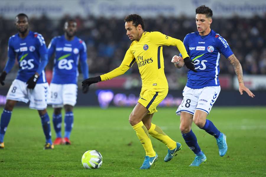 Neymar à la lutte avec Jonas Martin lors de la victoire de Strasbourg face au PSG à la Meinau (2-1), le 2 décembre 2017.