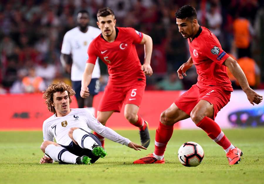 L'attaquant français Antoine Griezmann à la lutte avec le défenseur turc Zeki Çelik lors du match Turquie - France de qualification à l'Euro 2020, à Konya, le 8 juin 2019. L'attaquant français Antoine Griezmann à la lutte avec le défenseur turc Zeki Çelik lors du match Turquie - France de qualification à l'Euro 2020, à Konya, le 8 juin 2019.