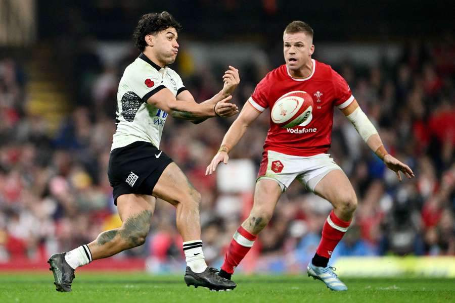 Gareth Anscombe, à droite, à Cardiff dimanche.