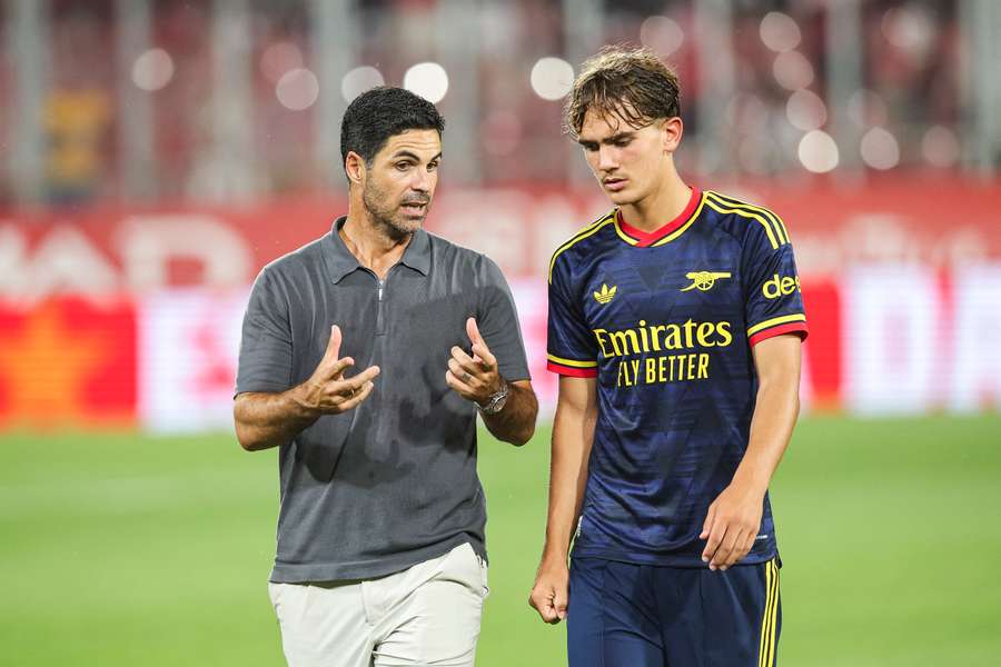 Trener Arsenalu Mikel Arteta rozmawia z Maxem Dowmanem podczas towarzyskiego meczu 49. Trofeu Costa Daurada z Gironą FC, 1 sierpnia 2026 roku.
