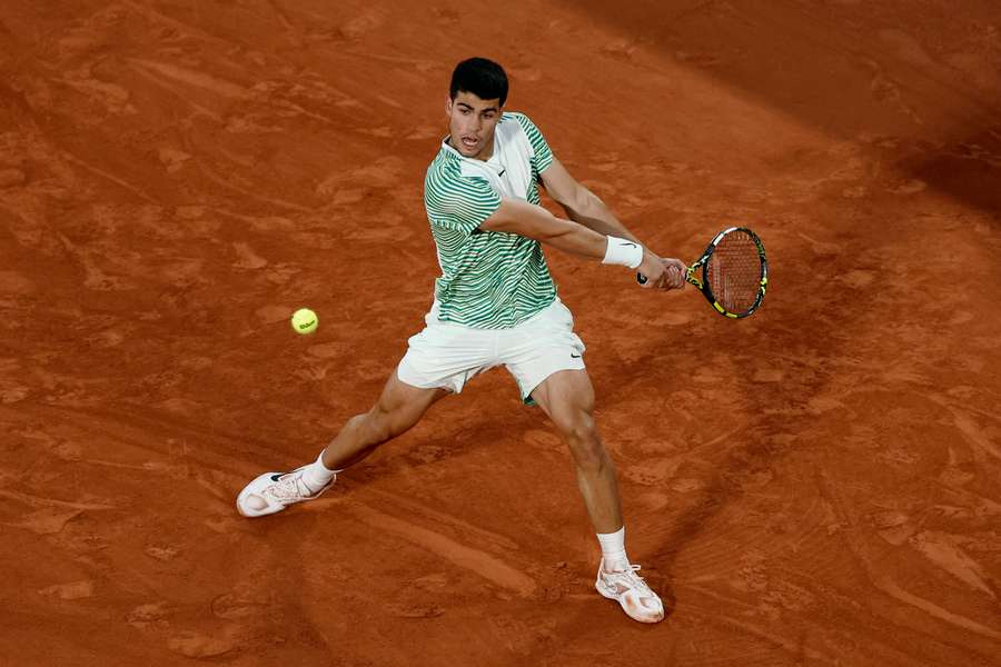 Carlos Alcaraz em ação contra Denis Shapovalov