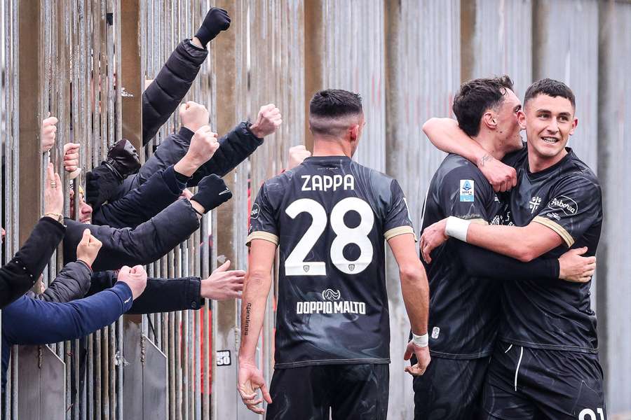 I giocatori del Cagliari festeggiano il gol di Zortea contro il Monza