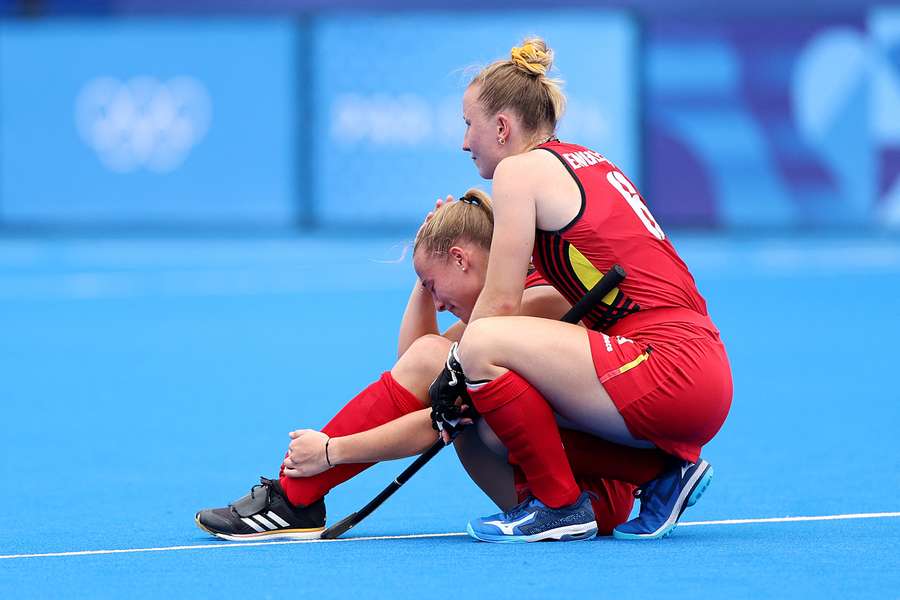 Camille Belis (L) en Charlotte Englebert troosten elkaar na de verloren wedstrijd om brons