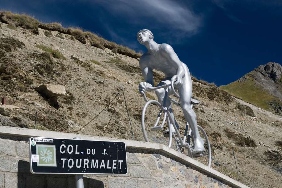 Ikonická socha cyklisty na slavném Tourmaletu.