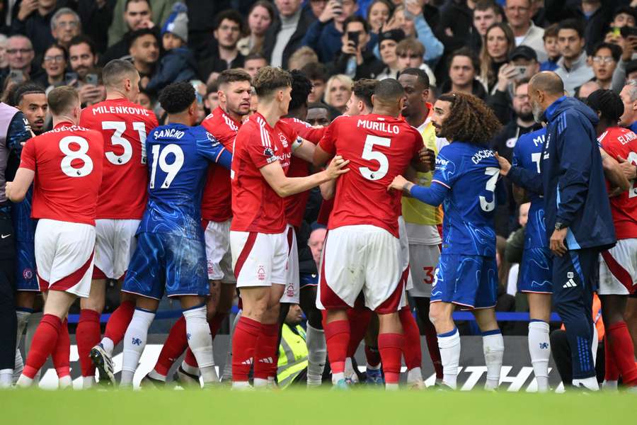 Jogadores do Chelsea e do Nottingham Forest em Stamford Bridge