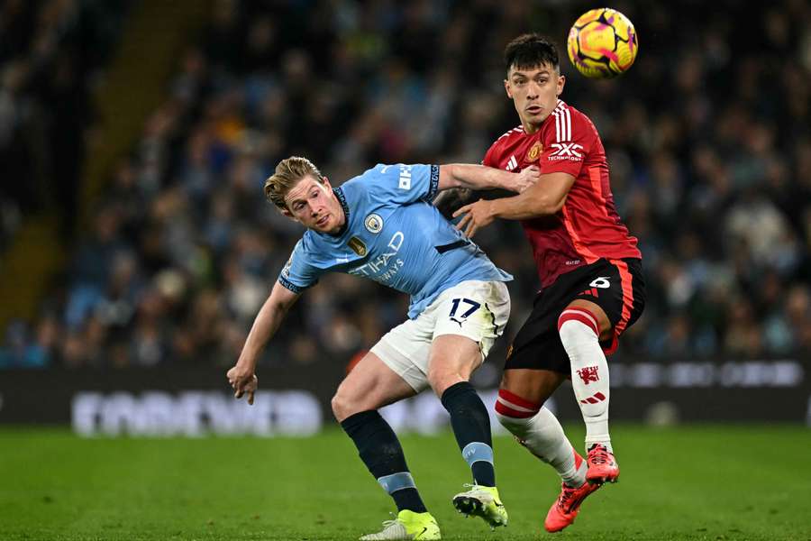 Kevin De Bruyne a Lisandro Martínez v derby City – United.