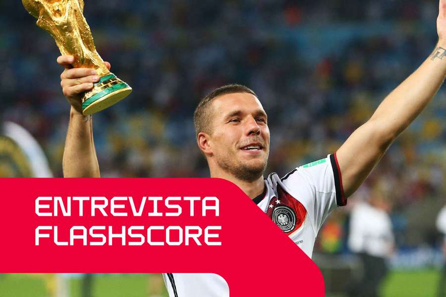 Lukas Podolski ergue o troféu após vencer o Mundial-2014 com a Alemanha Lukas Podolski ergue o troféu após vencer o Mundial-2014 com a Alemanha