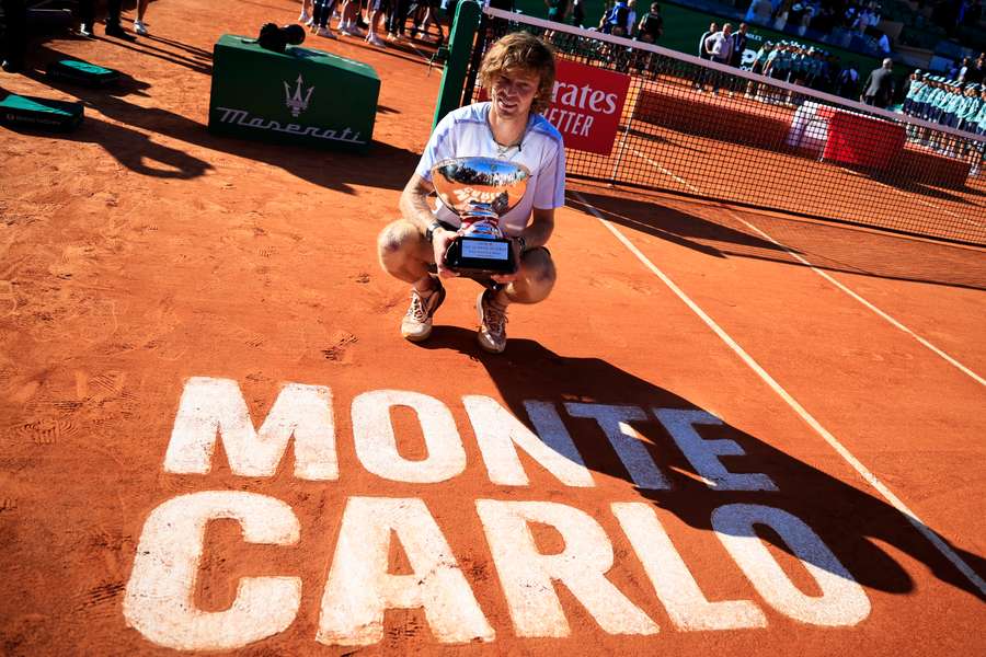 Rublev posa con su trofeo de campeón.