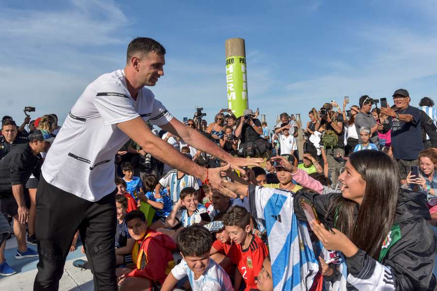 Aproximativ 100 de mii de persoane s-au strâns în Mar del Plata pentru a-l întâmpina pe Emiliano Martinez