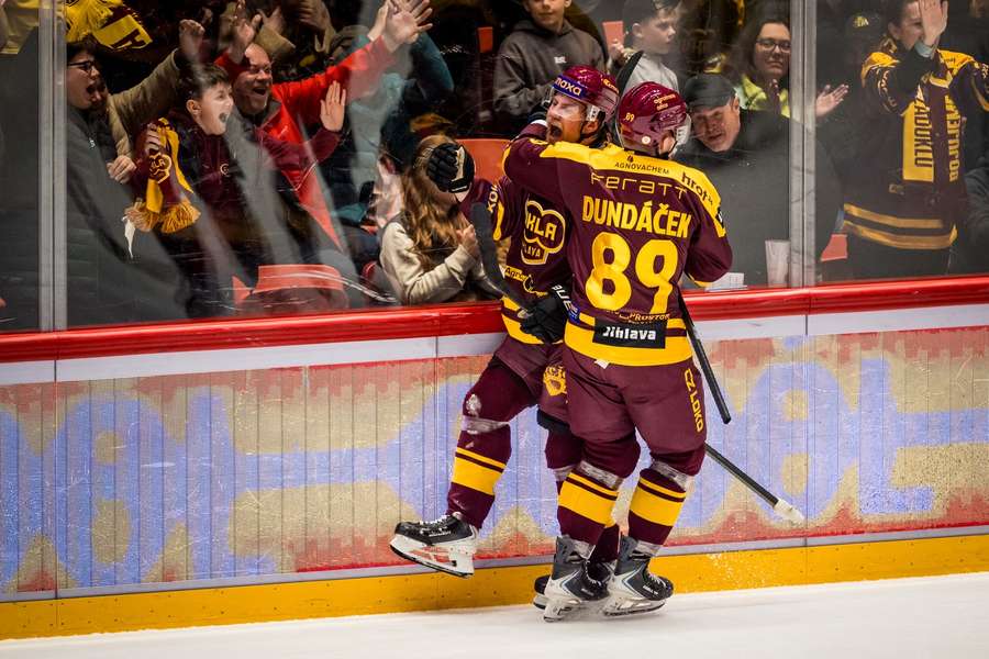 Albert Michnáč a Filip Dundáček z Jihlavy se radují z gólu