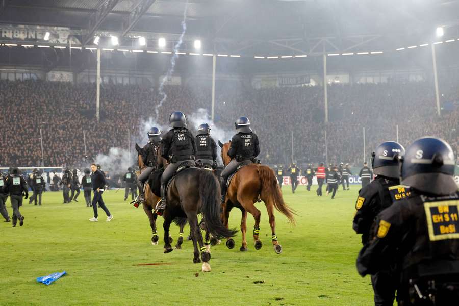 La policía tuvo que entrar a caballo en el estadio La policía tuvo que entrar a caballo en el estadio
