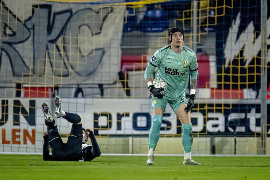 Etiënne Vaessen ging knock-out in de heenwedstrijd tussen RKC Waalwijk en Ajax