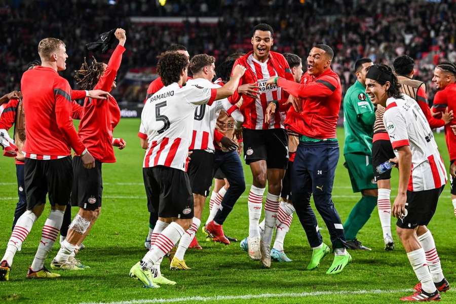PSV superou os ingleses em casa, chegando à ultima rodada com chances de liderar a chave PSV superou os ingleses em casa, chegando à ultima rodada com chances de liderar a chave
