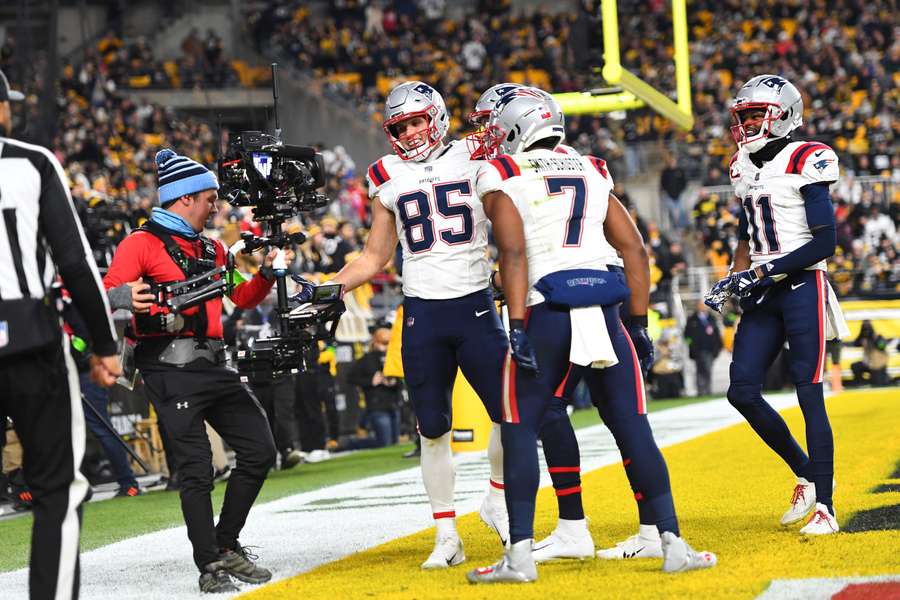 Los jugadores de los Patriots celebran un touchdown de Hunter Henry