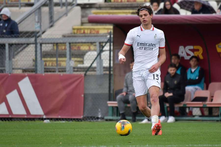 Matteo Duțu într-un meci al AC Milan Primavera
