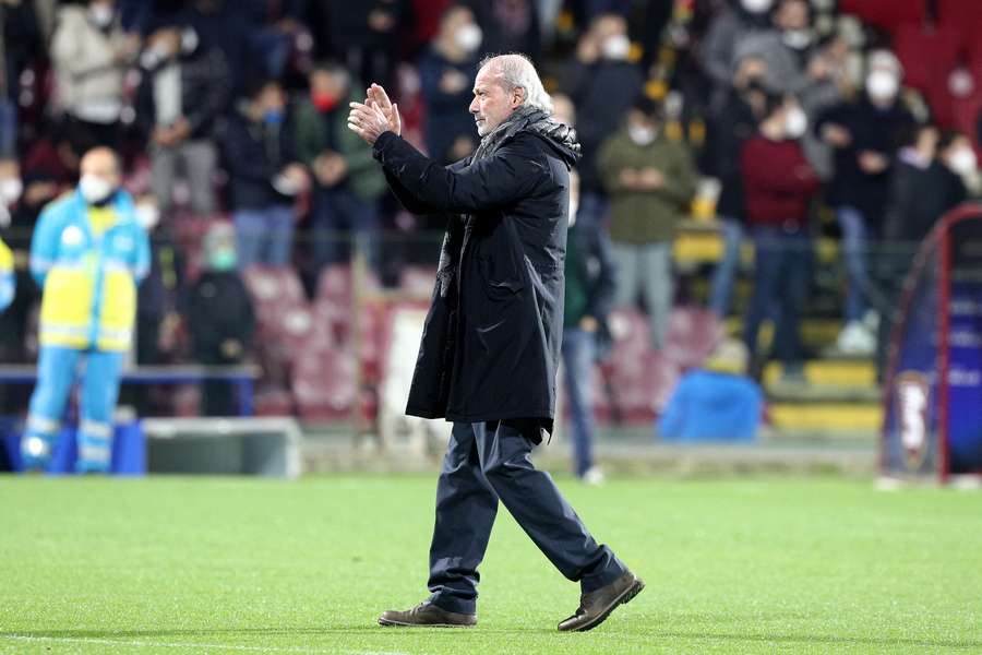 Walter Sabatini recibe el aplauso de la Curva Salernitana