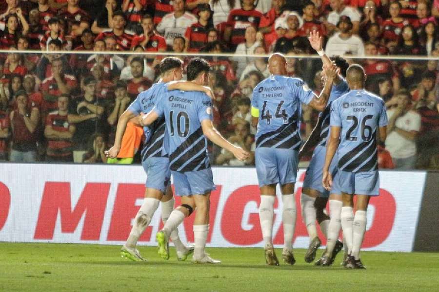 Jogadores do Furacão comemoram vitória em Cariacica