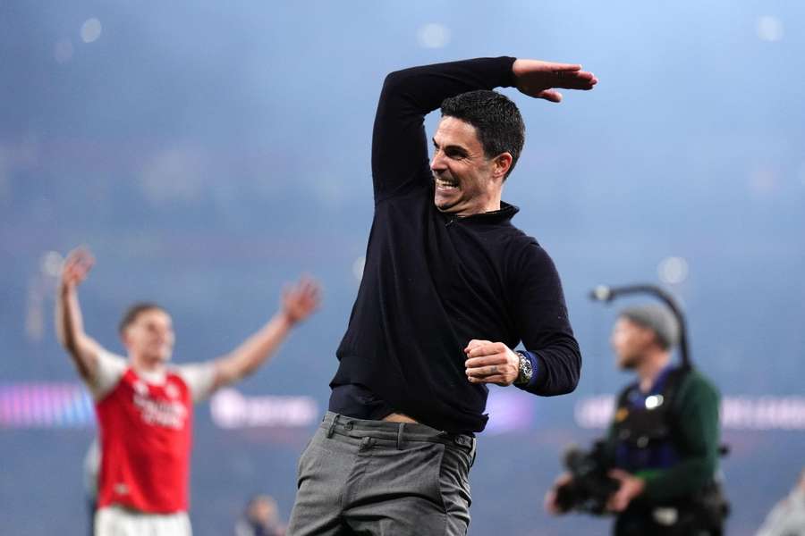 Mikel Arteta slaví postup Arsenalu do finále Ligy mistrů.