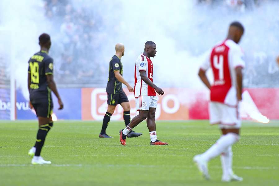 Duelul dintre Ajax și Feyenoord a fost suspendat după 55 de minute de joc din cauza suporterilor