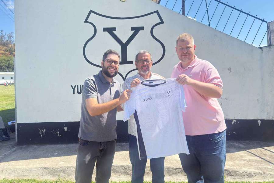 Vitor Colares (à esquerda) e Luiz Kriwat (à direita) ao lado de Amauri Graciani, vice-presidente do Yuracan  Vitor Colares (à esquerda) e Luiz Kriwat (à direita) ao lado de Amauri Graciani, vice-presidente do Yuracan